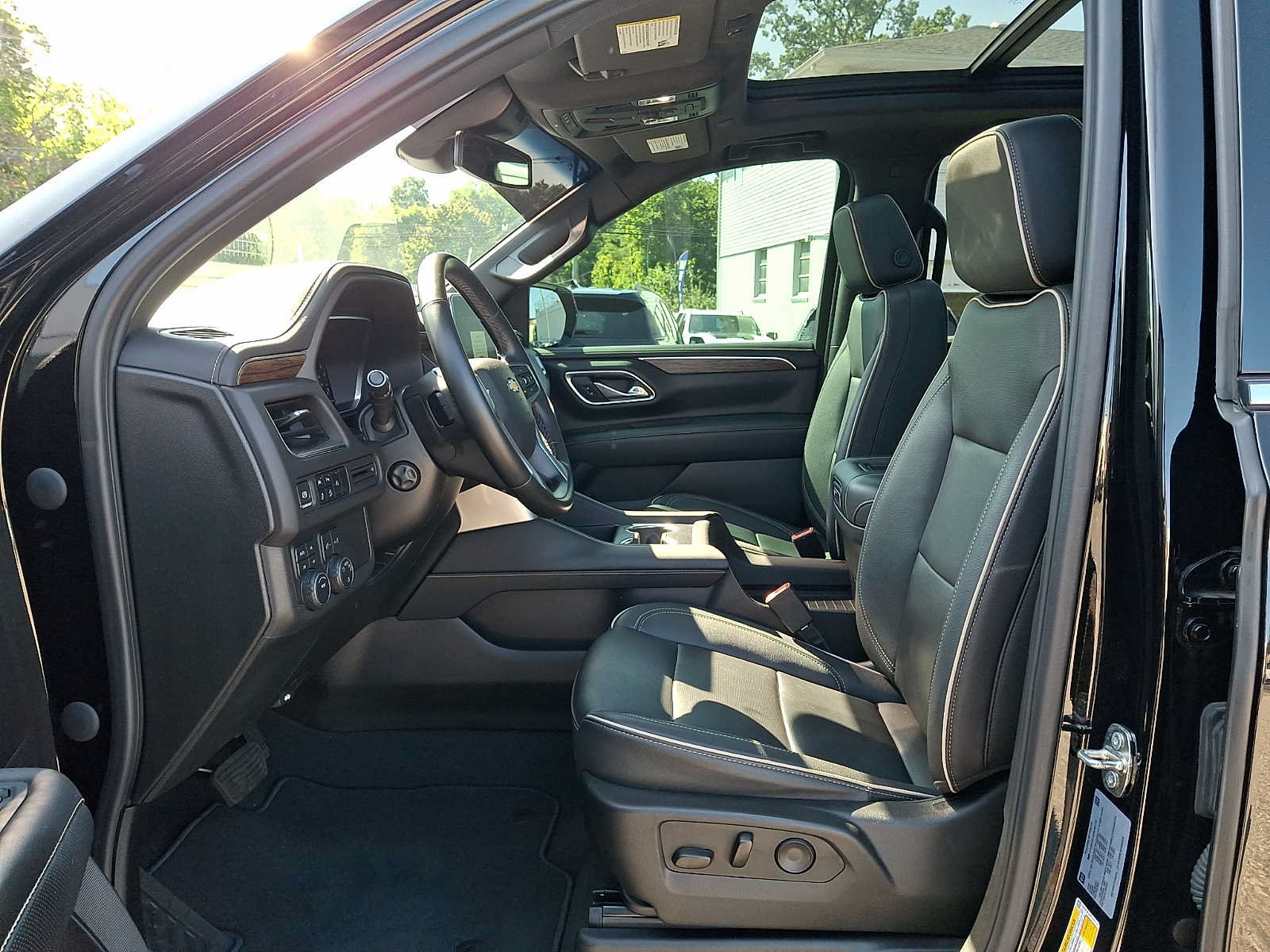 Used 2023 Chevrolet Tahoe Premier AWD/4WD image 14