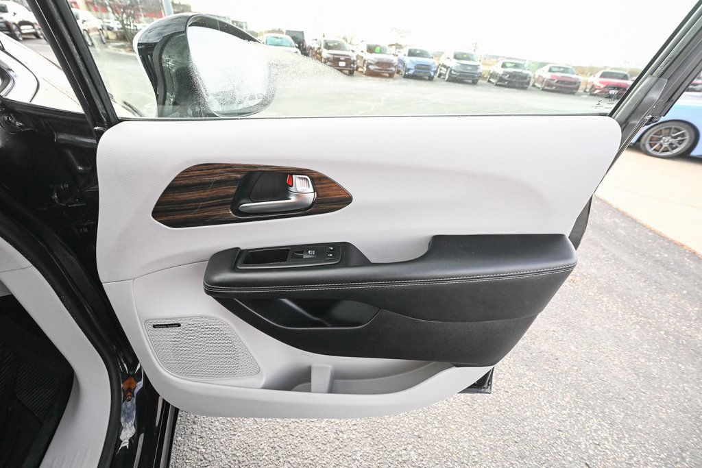 Used 2021 Chrysler Pacifica Limited w/ Uconnect Theater Family Group image 28