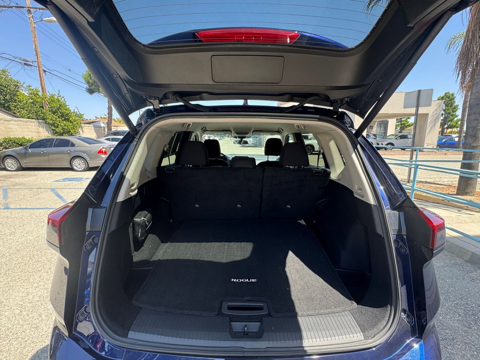 Used 2025 Nissan Rogue SV FWD image 33