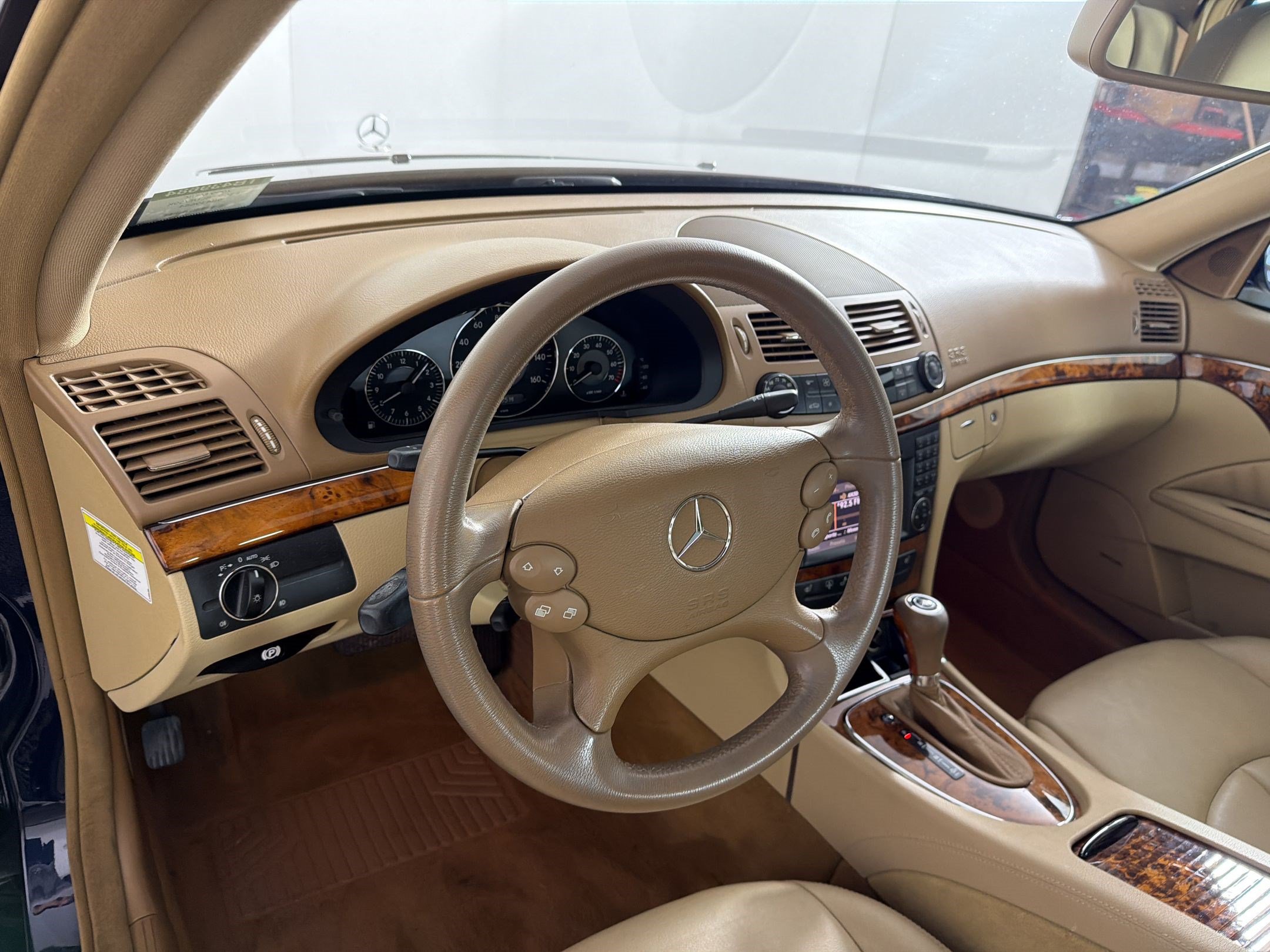 Used 2009 Mercedes-Benz E 350 4MATIC Sedan image 4