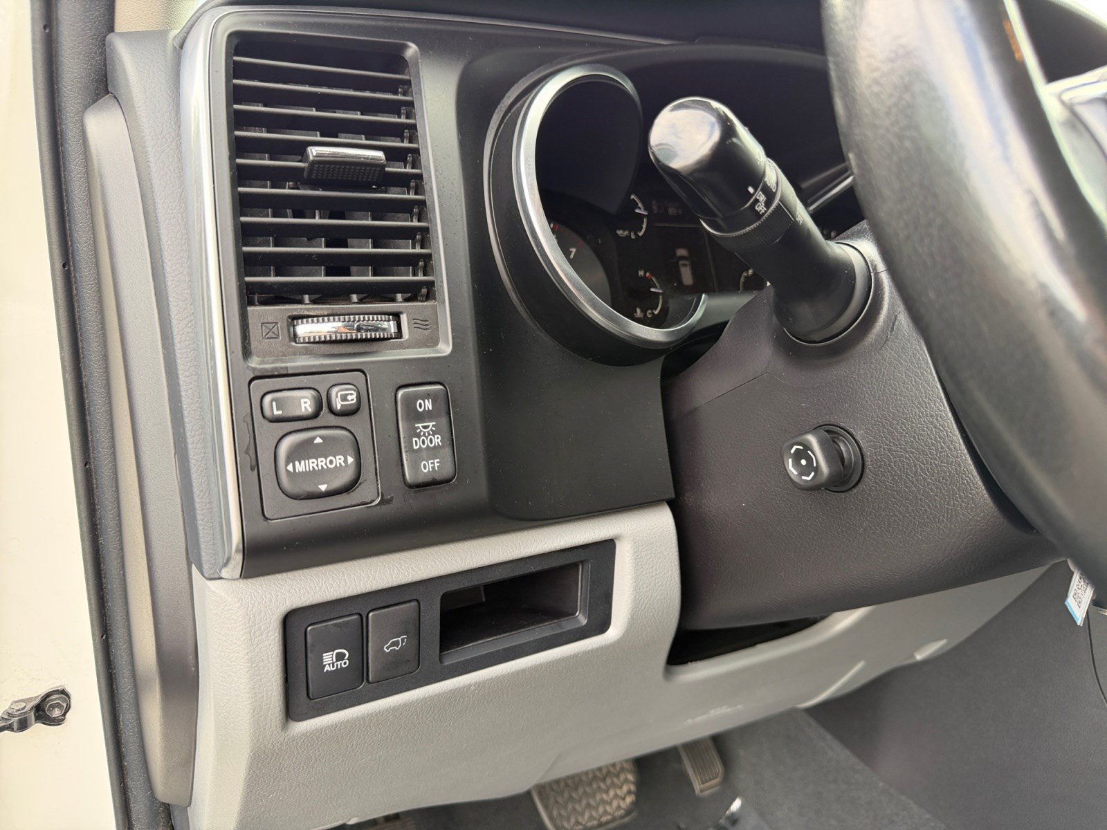 Used 2019 Toyota Sequoia Platinum w/ Carpet Mat Package (TMS) AWD/4WD image 11