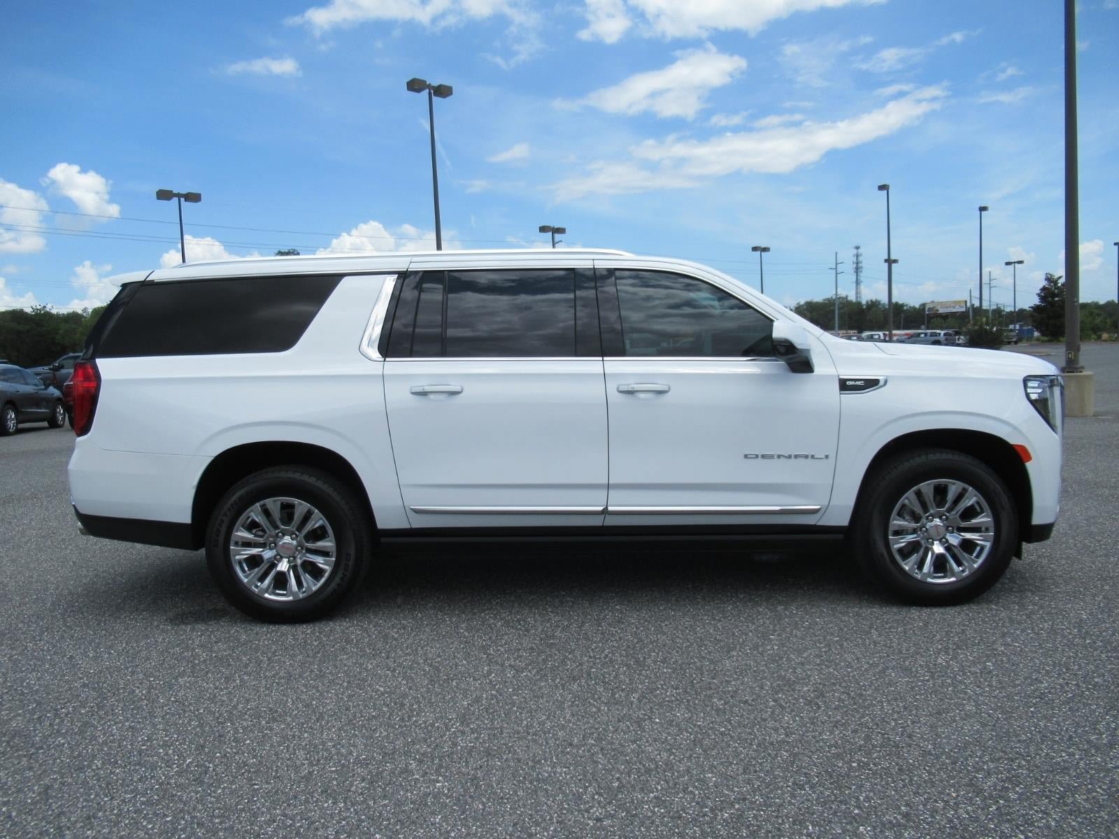 Used 2024 GMC Yukon XL Denali RWD image 2