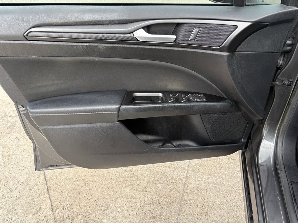 Used 2018 Ford Fusion SE w/ Equipment Group 201A FWD image 10
