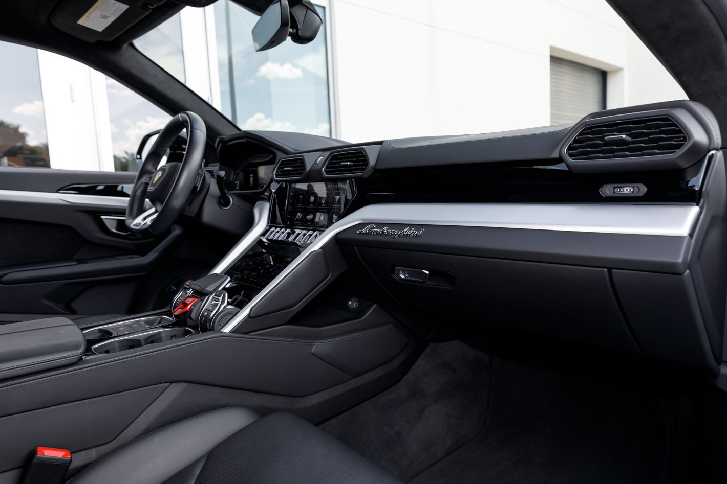 Used 2022 Lamborghini Urus AWD/4WD image 41