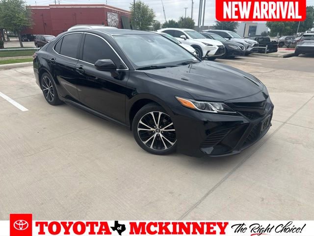 Used 2020 Toyota Camry SE FWD image 1