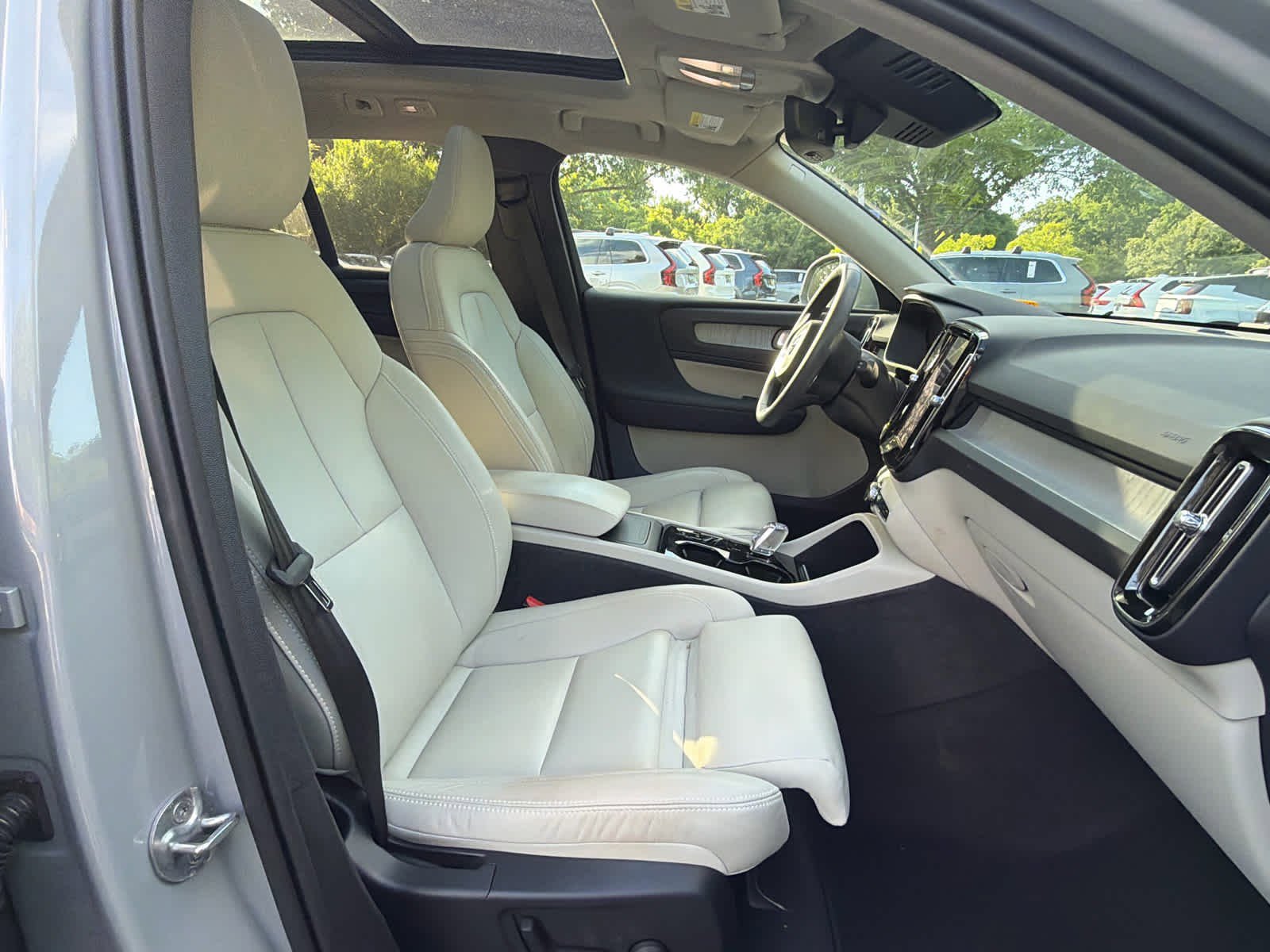Used 2024 Volvo XC40 B5 Plus w/ Protection Package Premier AWD/4WD image 19