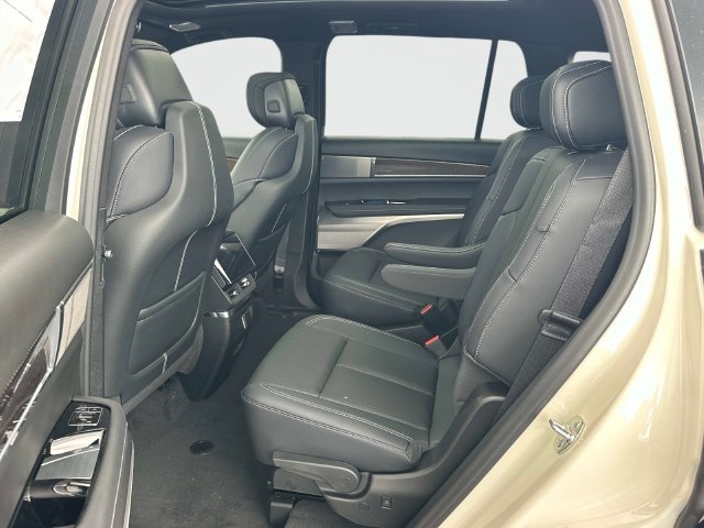 New 2027 Cadillac Vistiq Sport w/ LPO, Floor Liner Package AWD/4WD image 11