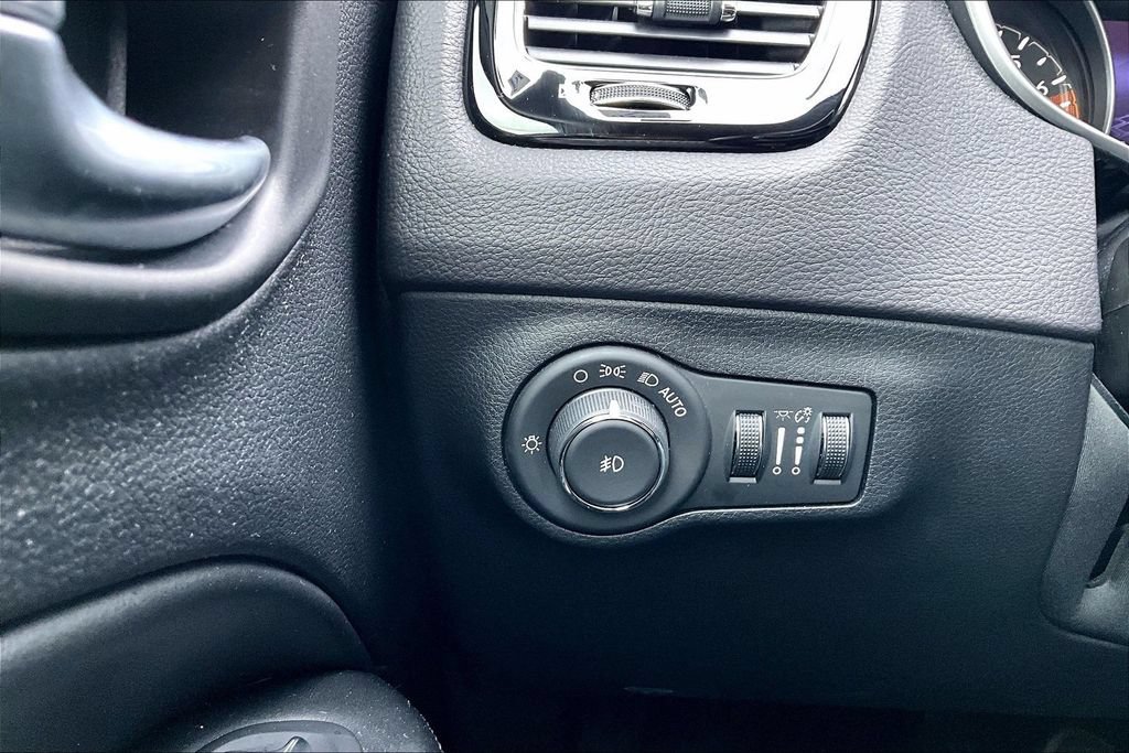 Used 2018 Jeep Compass Latitude w/ Popular Equipment Group AWD/4WD image 16