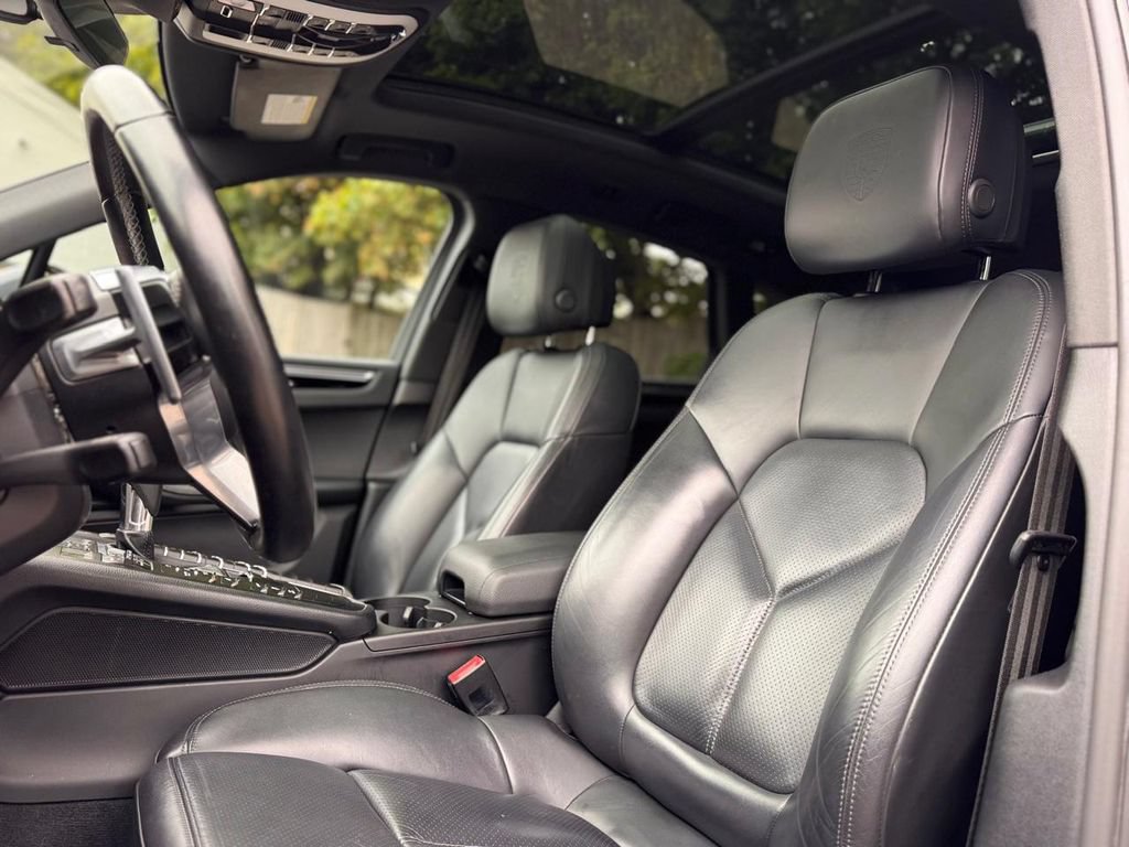 Used 2020 Porsche Macan AWD/4WD image 19