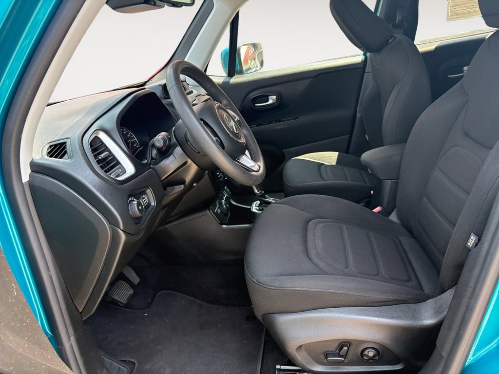 Used 2019 Jeep Renegade Latitude w/ Popular Equipment Group AWD/4WD image 9