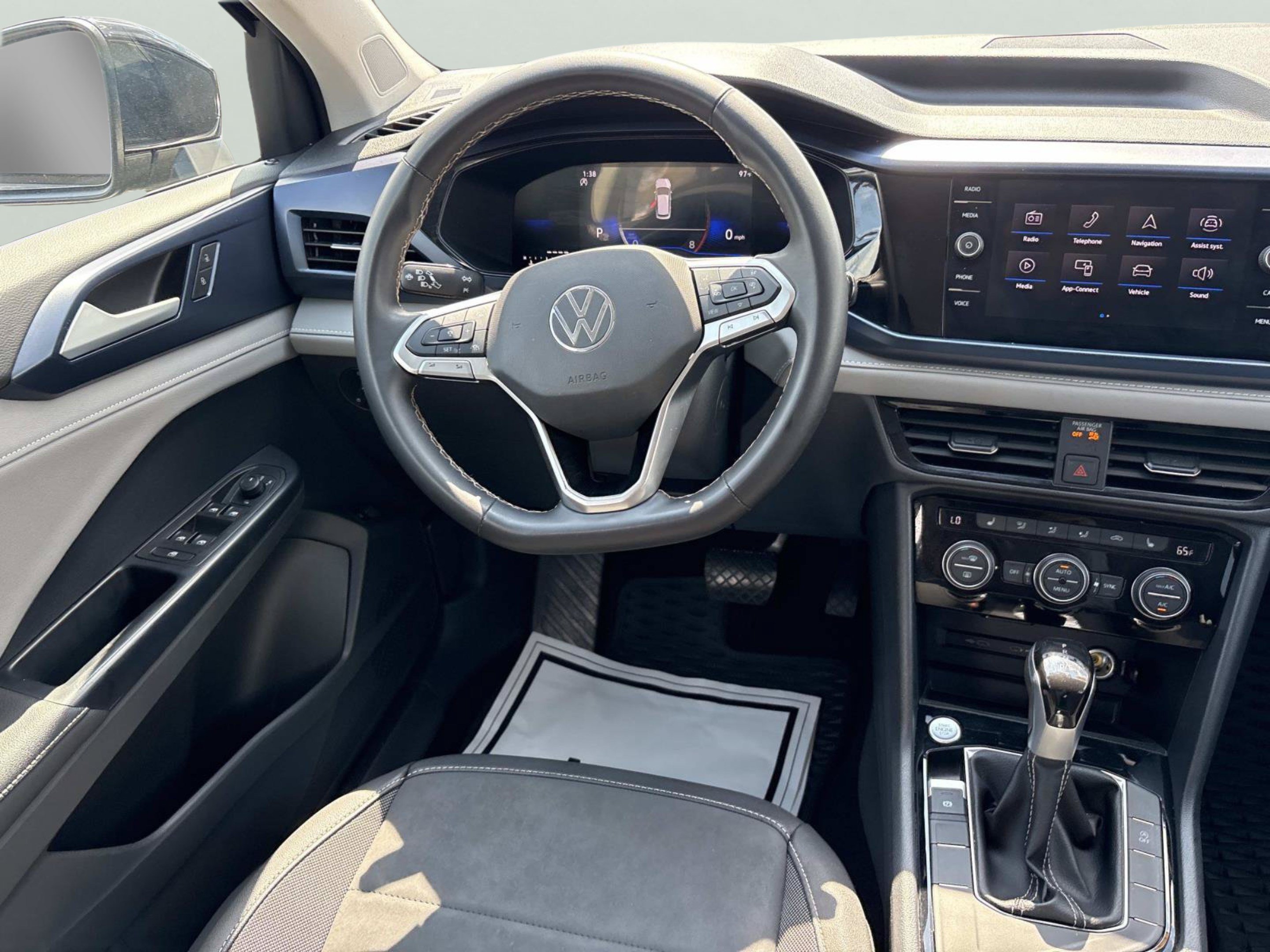 Used 2024 Volkswagen Taos SE FWD image 10