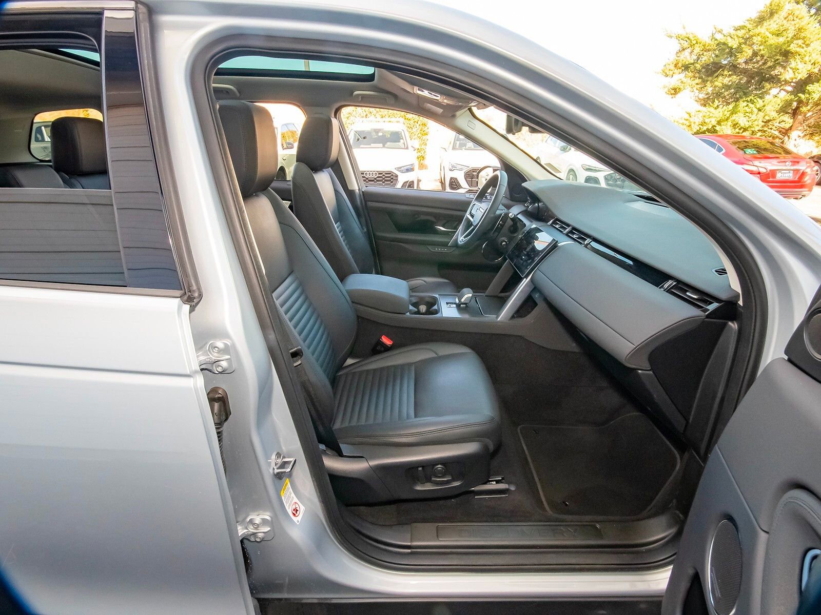 Used 2025 Land Rover Discovery Sport S image 38