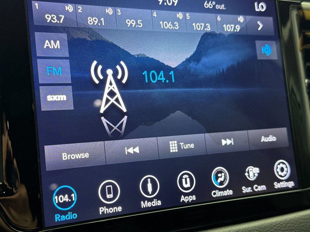 Used 2023 Chrysler Pacifica Touring-L image 19