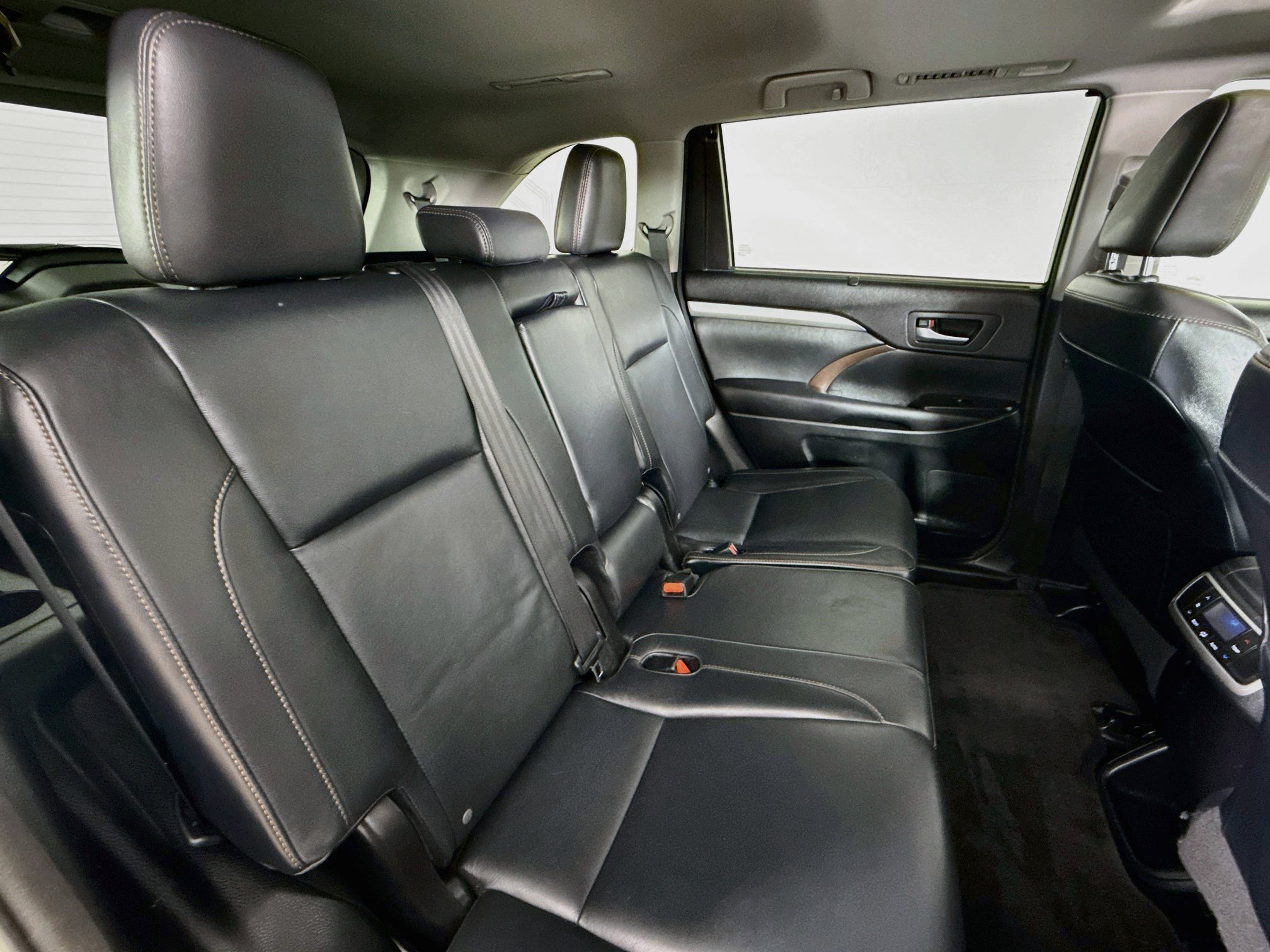 Used 2015 Toyota Highlander XLE AWD/4WD image 29