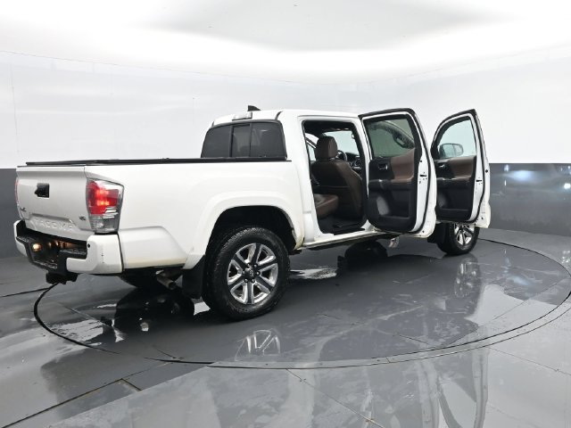 Used 2016 Toyota Tacoma Limited w/ Towing Package AWD/4WD image 29