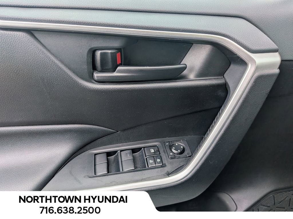 Used 2021 Toyota RAV4 LE AWD/4WD image 29