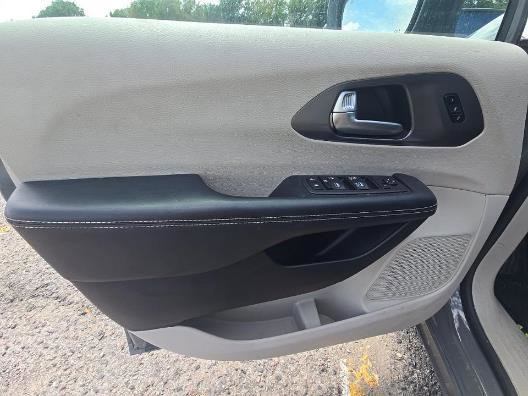 Used 2023 Chrysler Pacifica Touring-L FWD image 10
