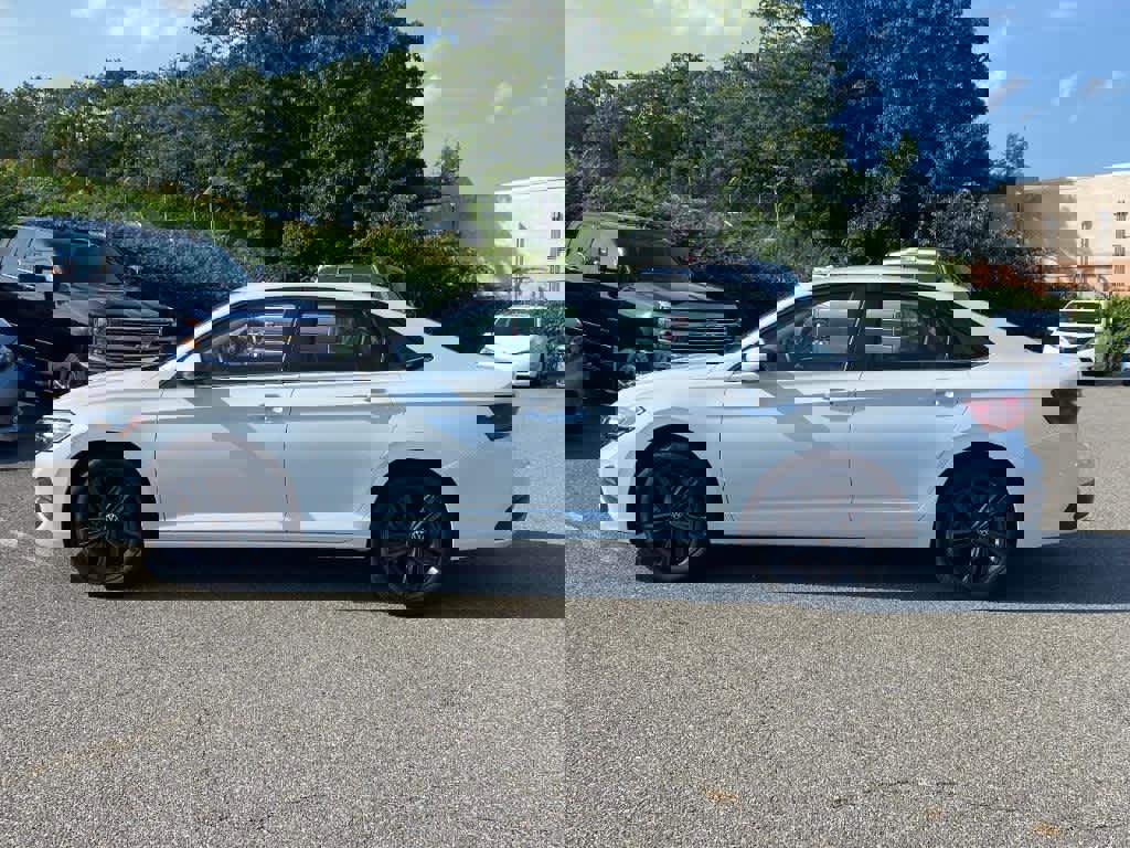 Used 2024 Volkswagen Jetta SE image 2