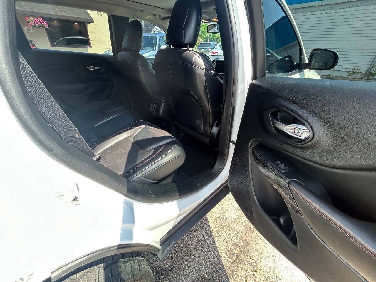 Used 2017 Jeep Cherokee Trailhawk w/ Comfort/Convenience Group AWD/4WD image 8