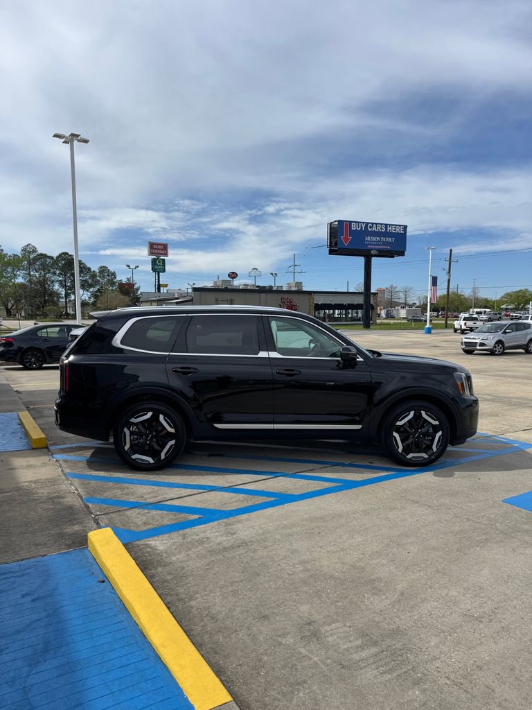 Used 2024 Kia Telluride EX w/ EX Captain's Chair Package image 4