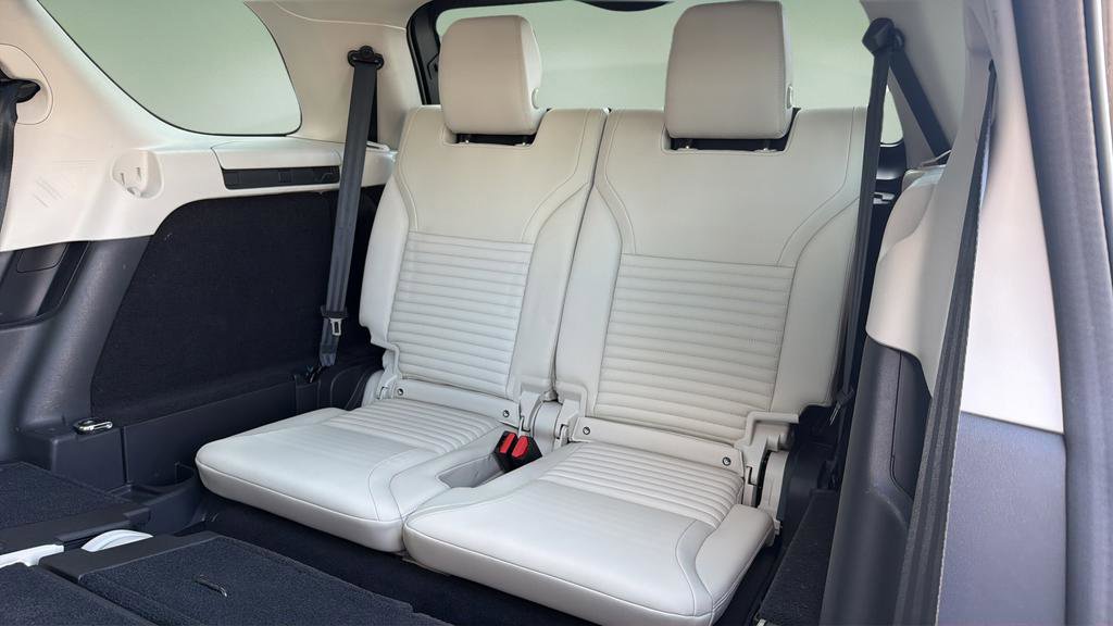 Used 2025 Land Rover Discovery S image 20