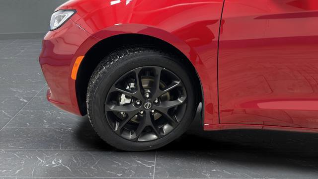 Used 2025 Chrysler Pacifica Limited image 39