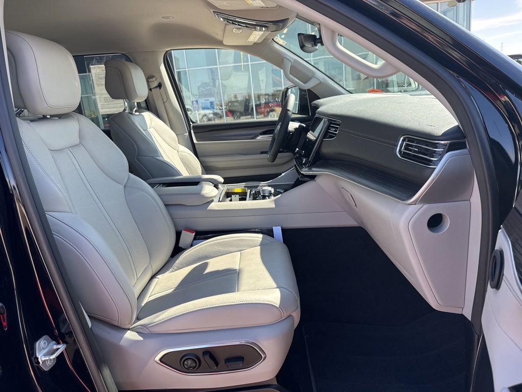 Certified 2023 Jeep Wagoneer Series III w/ Preferred Equipment Group image 30