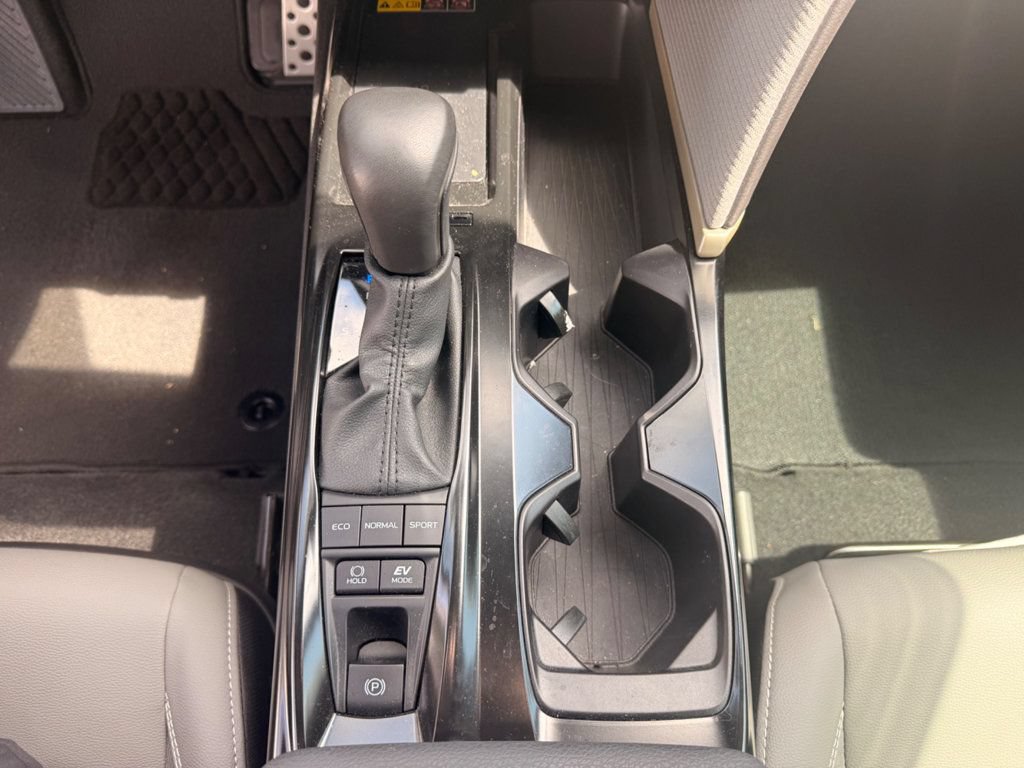 Used 2025 Toyota Camry SE FWD image 5