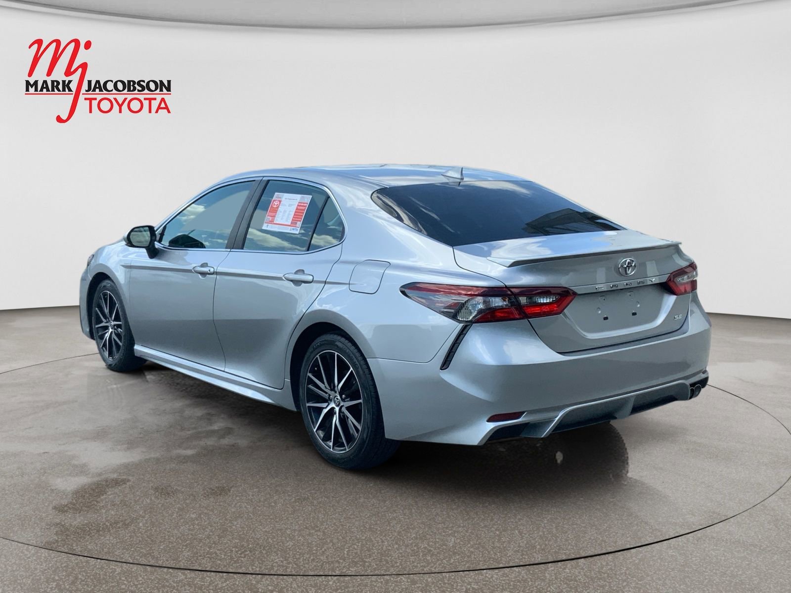 Used 2024 Toyota Camry SE w/ Cold Weather Package FWD image 8