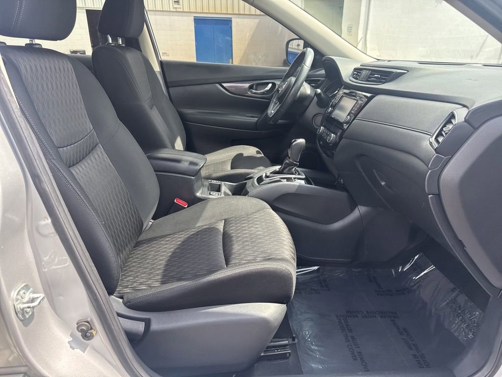 Used 2017 Nissan Rogue SV w/ SV Premium Package AWD/4WD image 38