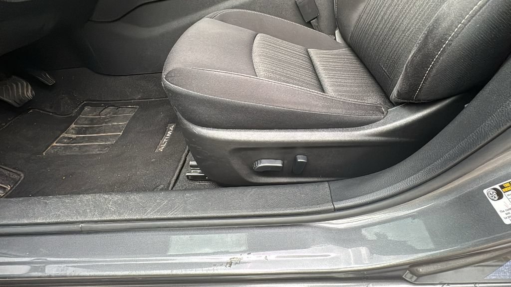 Used 2025 Nissan Altima 2.5 SV FWD image 9