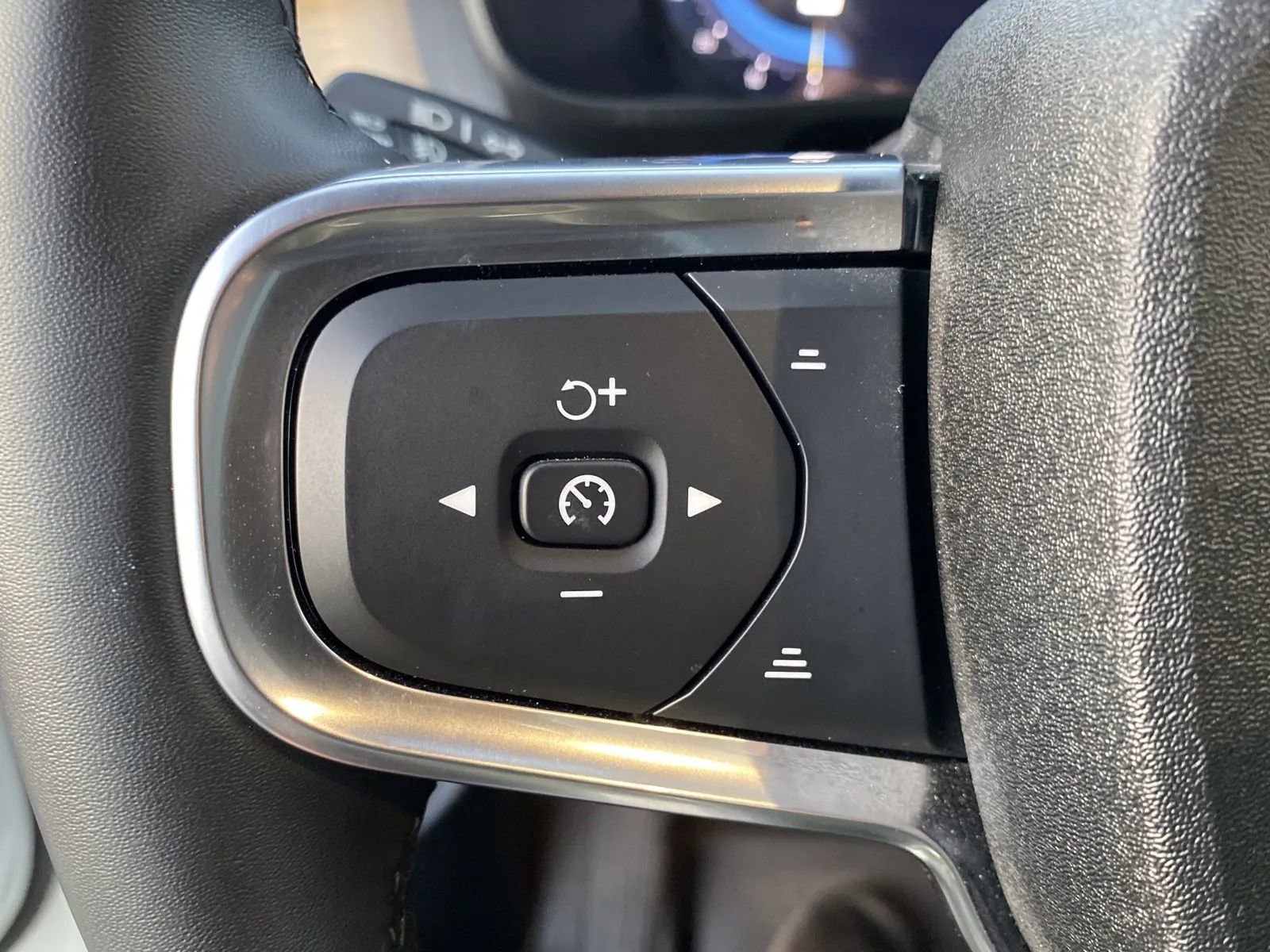 Used 2025 Volvo XC40 B5 Core image 19