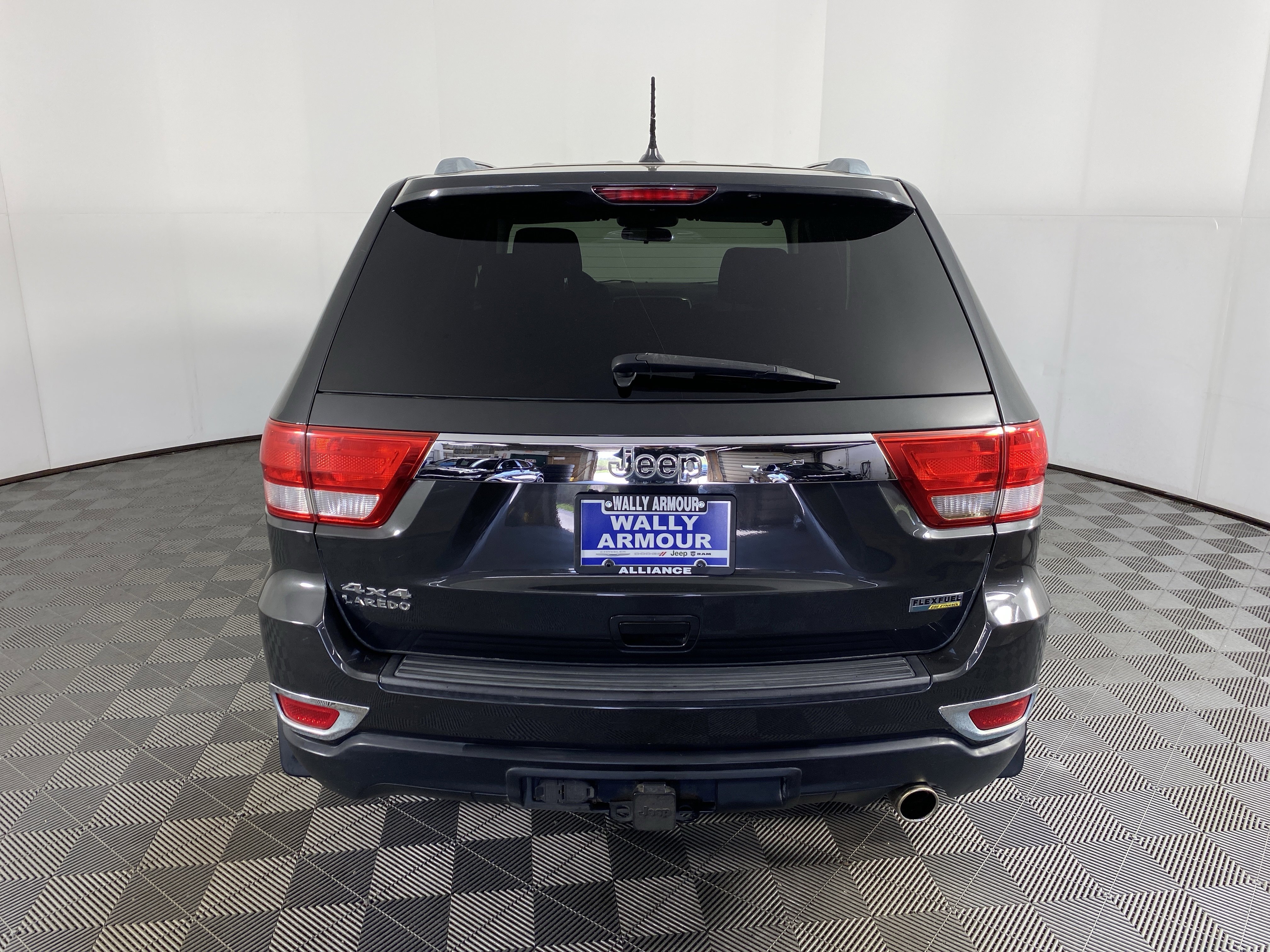 Used 2011 Jeep Grand Cherokee Laredo AWD/4WD image 4