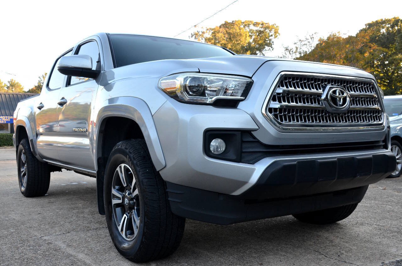 Used 2017 Toyota Tacoma TRD Sport AWD/4WD image 4