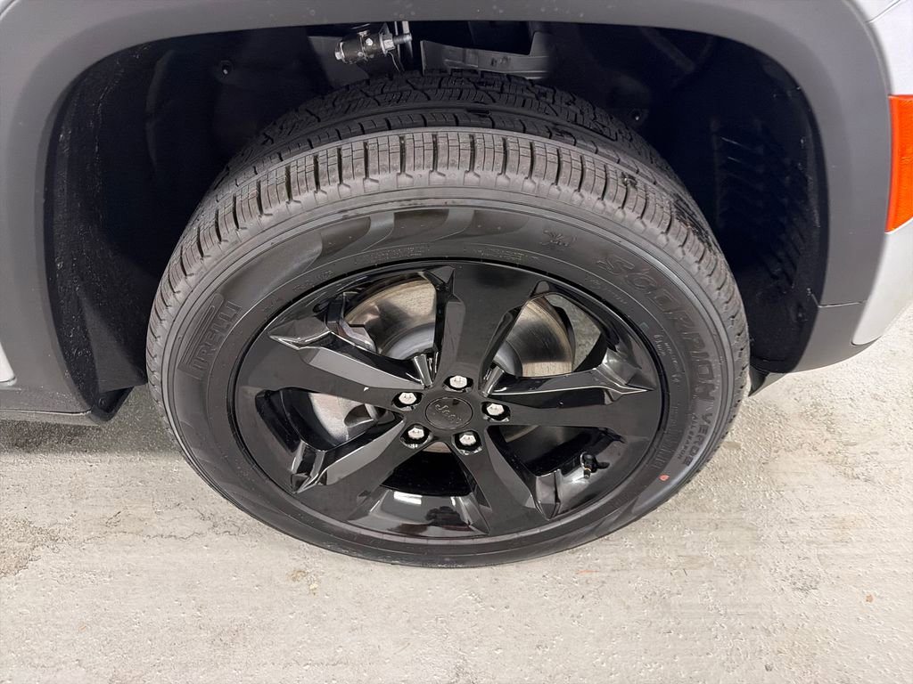 New 2026 Jeep Grand Cherokee L Limited RWD image 4