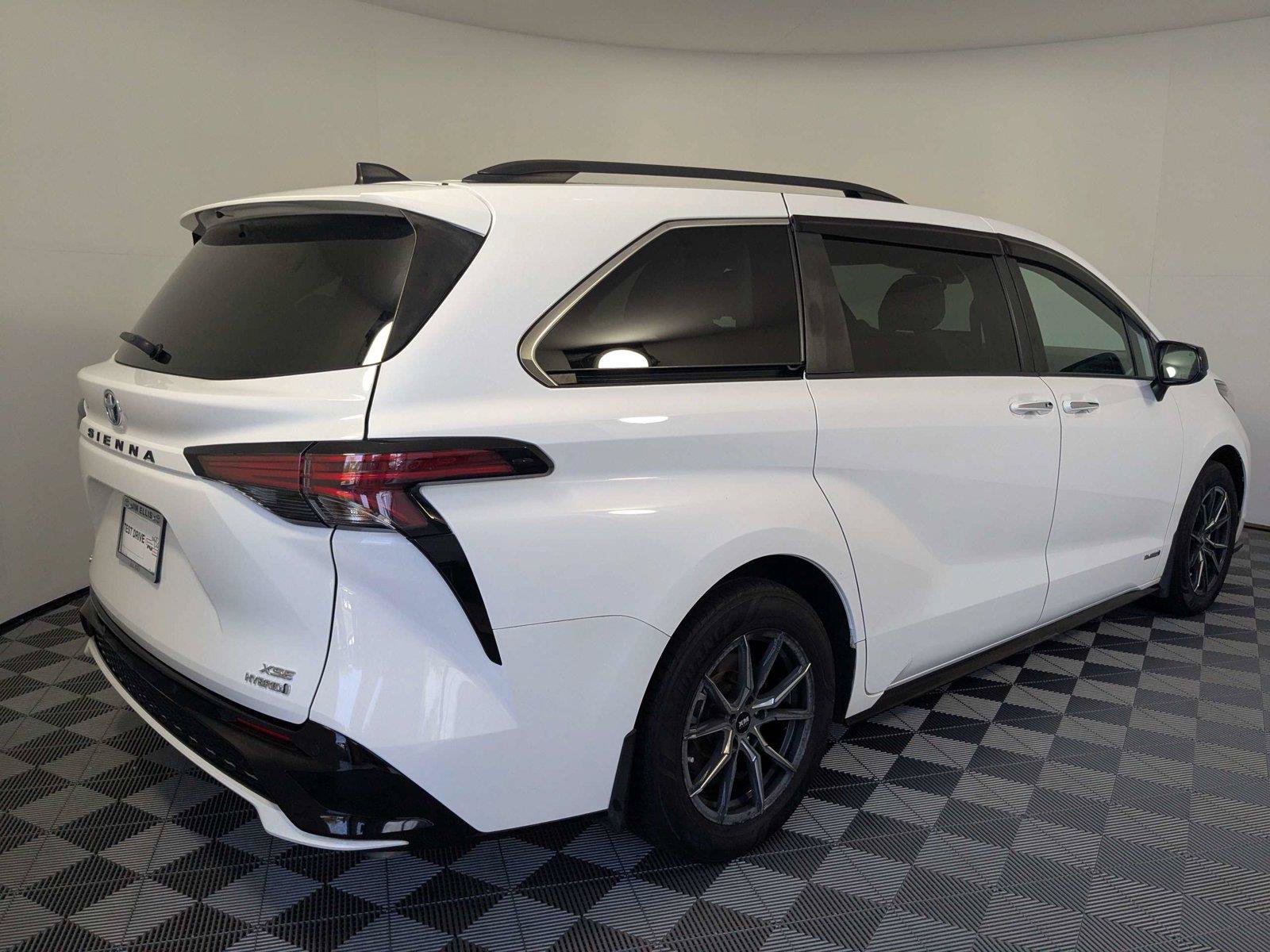 Used 2021 Toyota Sienna XSE AWD/4WD image 5