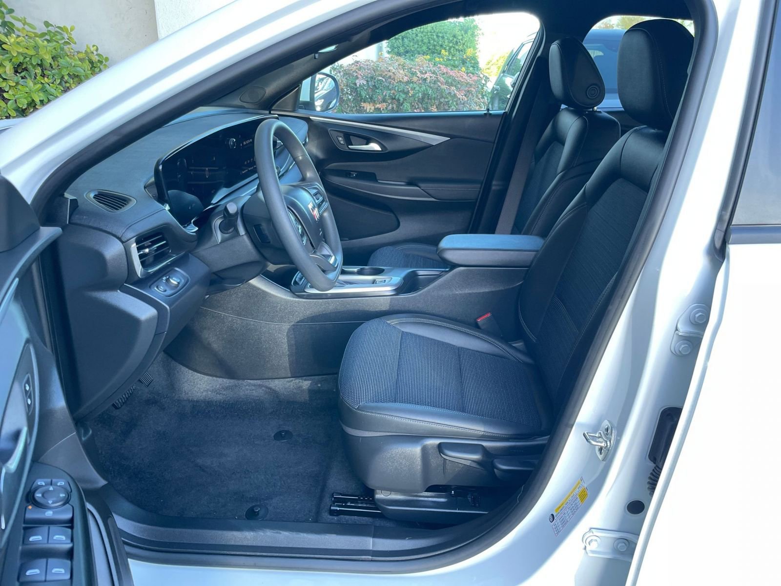 Used 2025 Buick Envista Preferred image 28