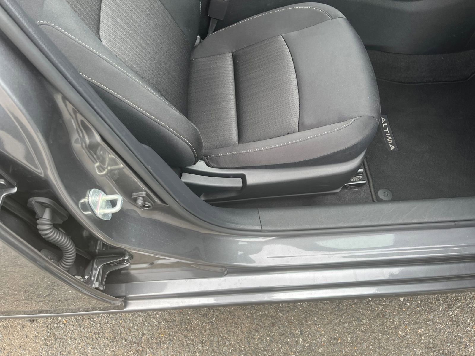 Used 2025 Nissan Altima 2.5 SV FWD image 28
