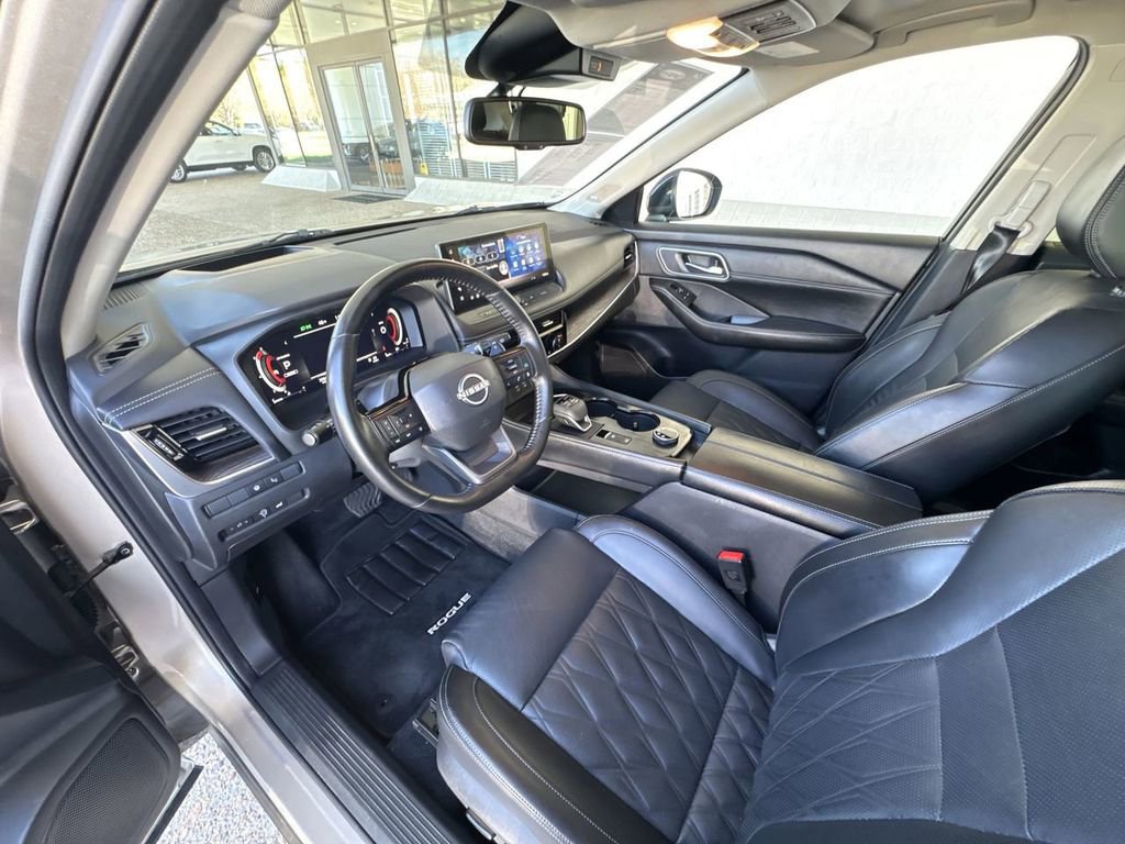 Used 2025 Nissan Rogue Platinum w/ Platinum Premium Package image 10