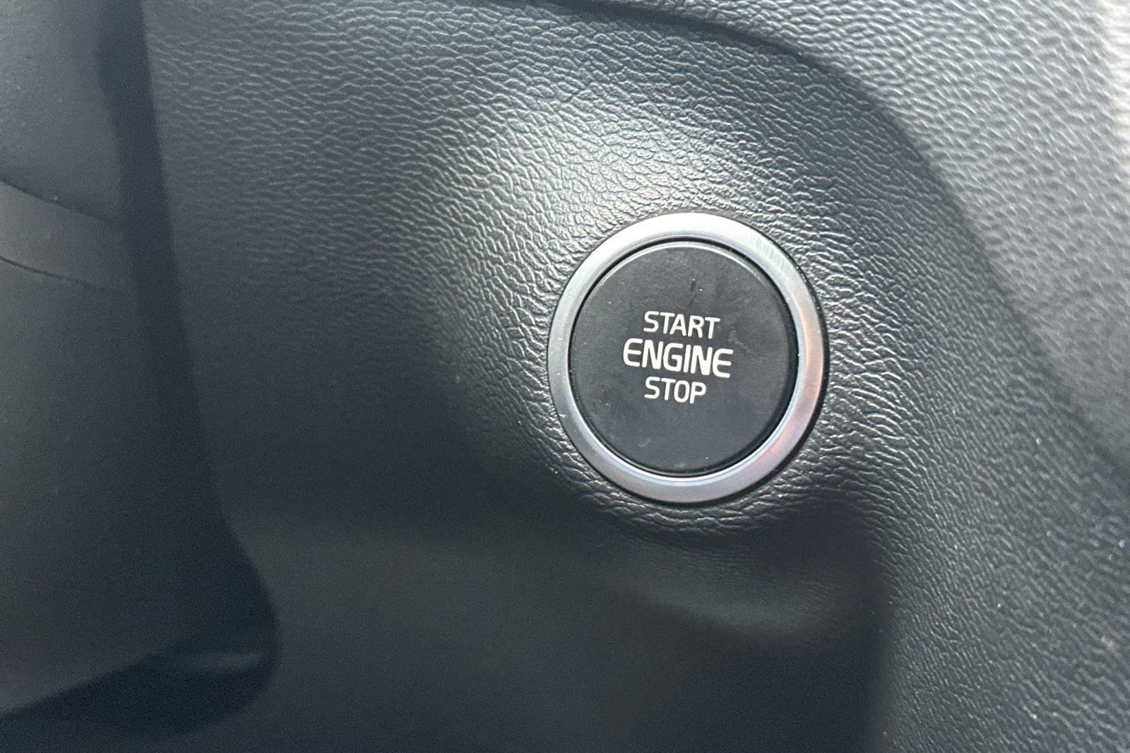 Used 2019 Volvo XC40 T4 R-Design image 24