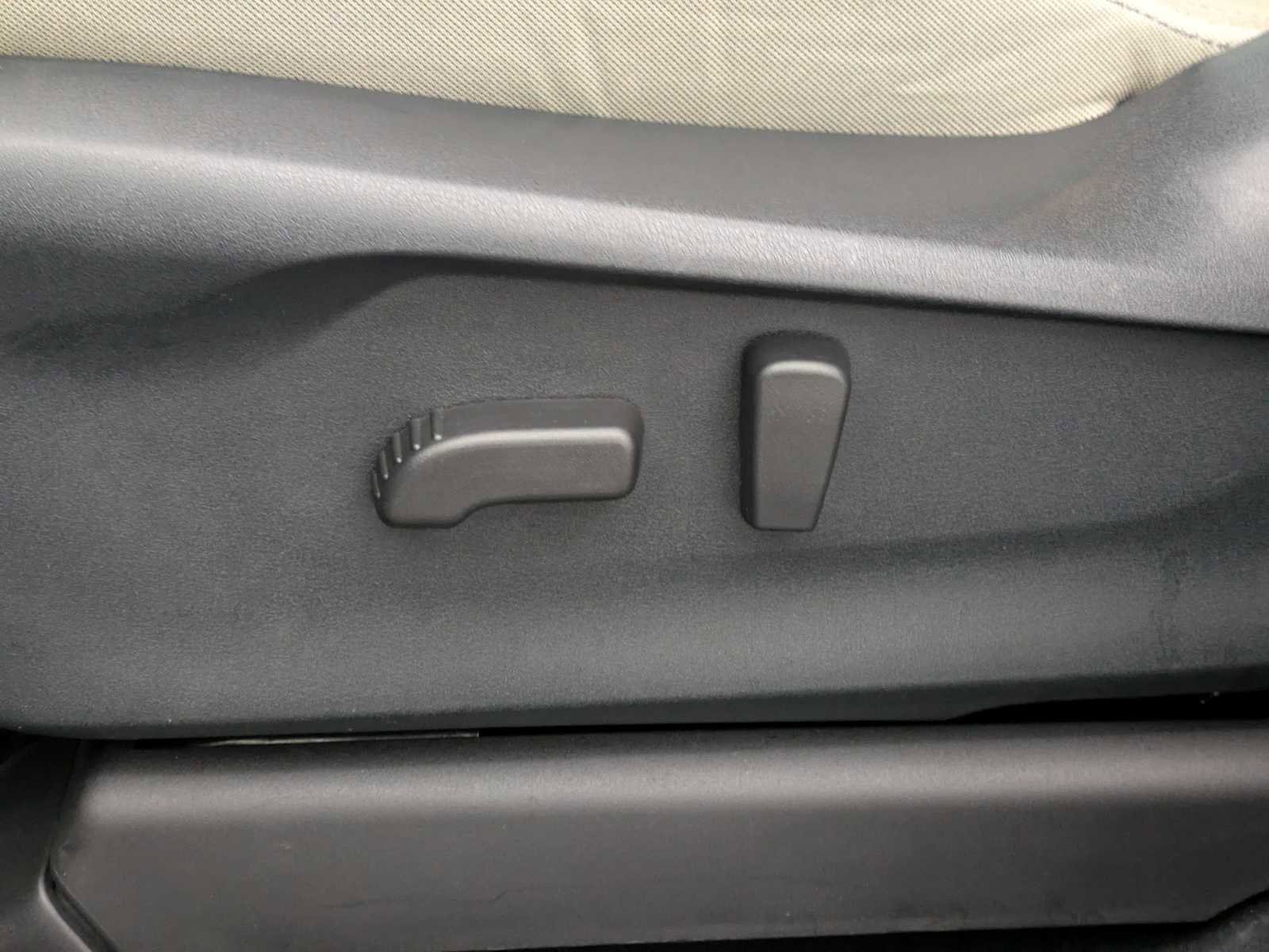 Used 2024 Subaru Ascent Premium w/ Convenience Package image 18