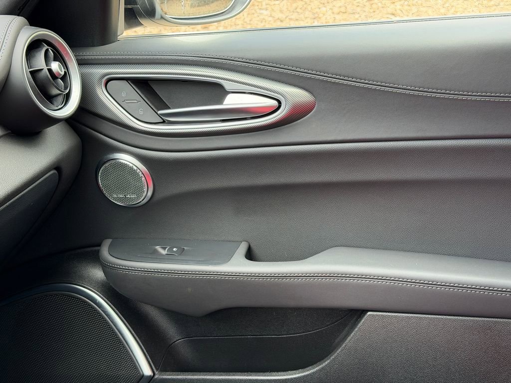 Used 2022 Alfa Romeo Giulia Veloce image 25