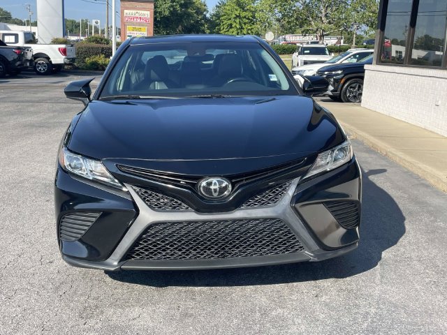 Used 2019 Toyota Camry SE FWD image 2