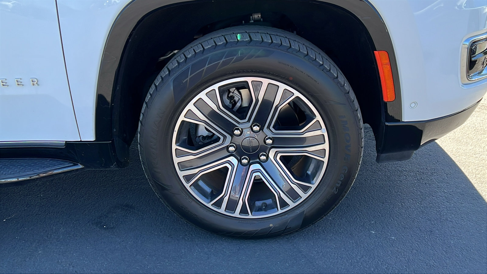 Used 2024 Jeep Wagoneer Series II AWD/4WD image 9