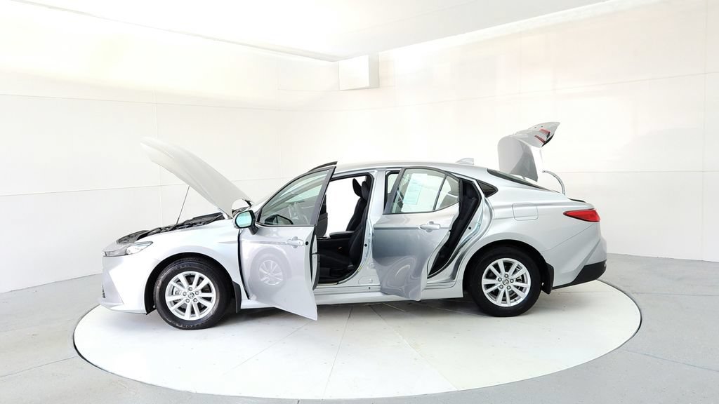 Used 2025 Toyota Camry LE AWD/4WD image 10