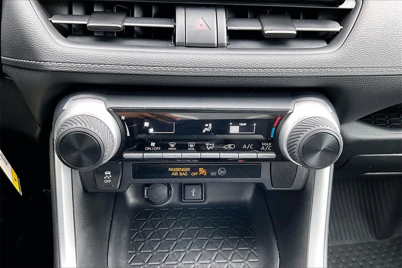 Used 2021 Toyota RAV4 LE image 15