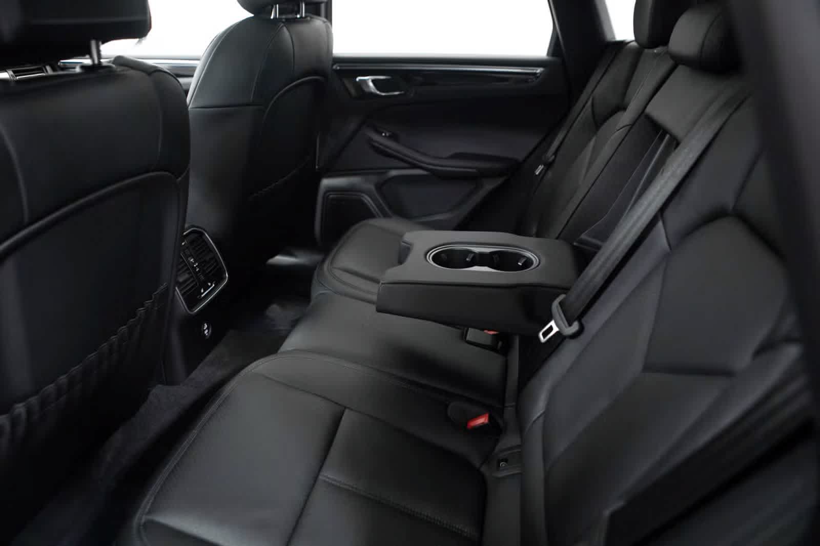 Certified 2026 Porsche Macan AWD/4WD image 34