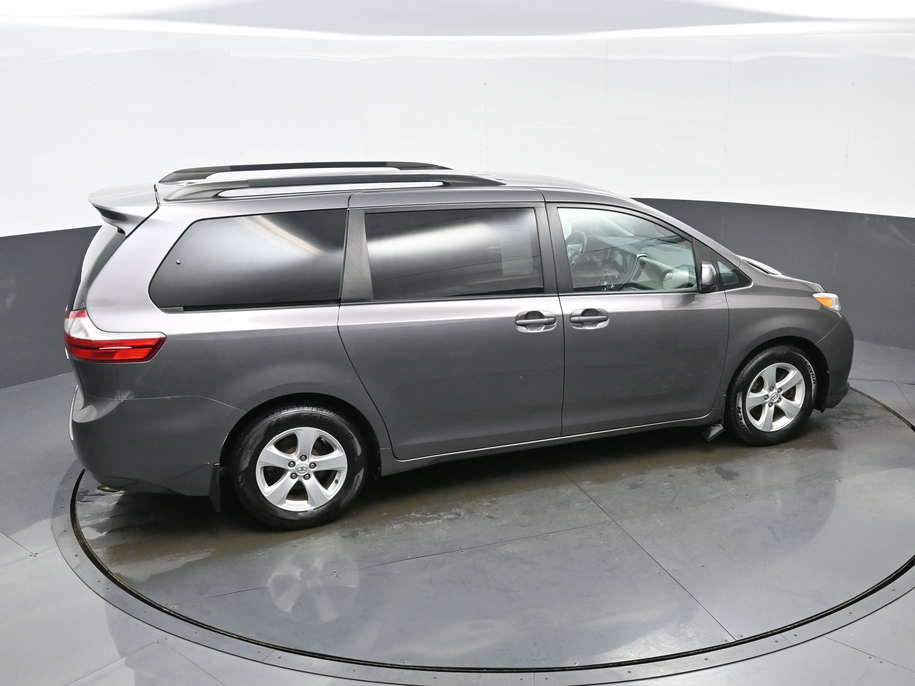 Used 2015 Toyota Sienna LE image 41
