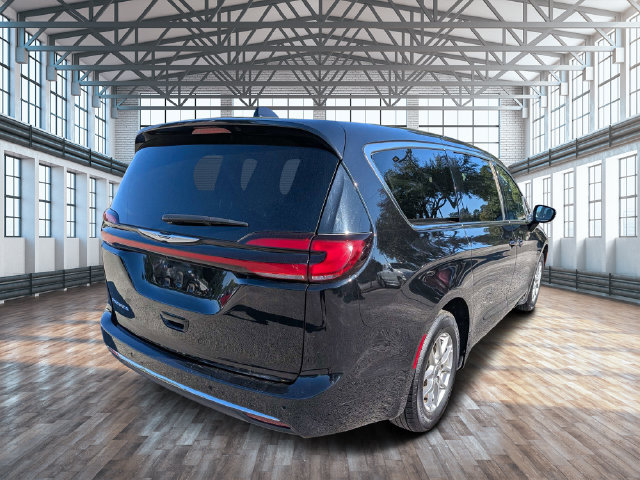 Used 2024 Chrysler Pacifica Touring-L FWD image 3
