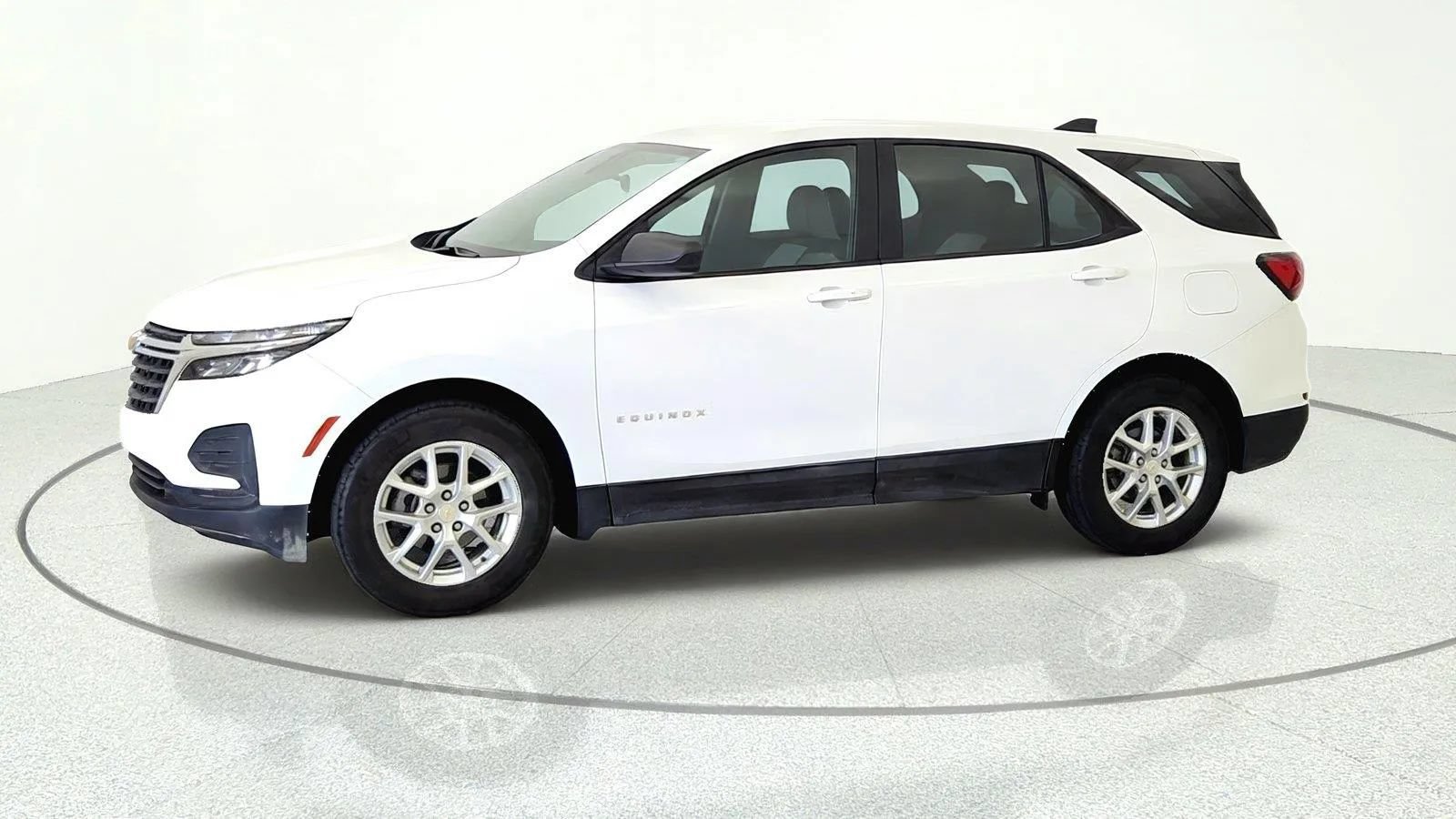 Used 2024 Chevrolet Equinox LS w/ Driver Confidence II Package FWD image 3